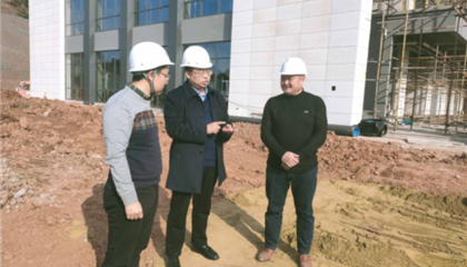 遂寧興業(yè)集團黨委副書記、監(jiān)事會主席、工會主席石鎮(zhèn)槐深入遂寧市興學商務中心項目、公共衛(wèi)生臨床醫(yī)療中心一期項目進行實地巡查