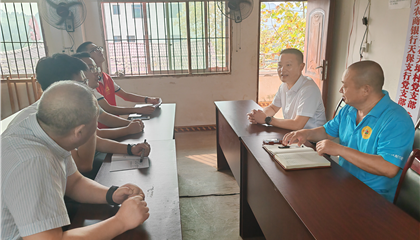 向誠率隊(duì)到聯(lián)系村宣講黨的二十屆三中全會(huì)、省委十二屆六次全會(huì)精神并調(diào)研督導(dǎo)駐村幫扶工作